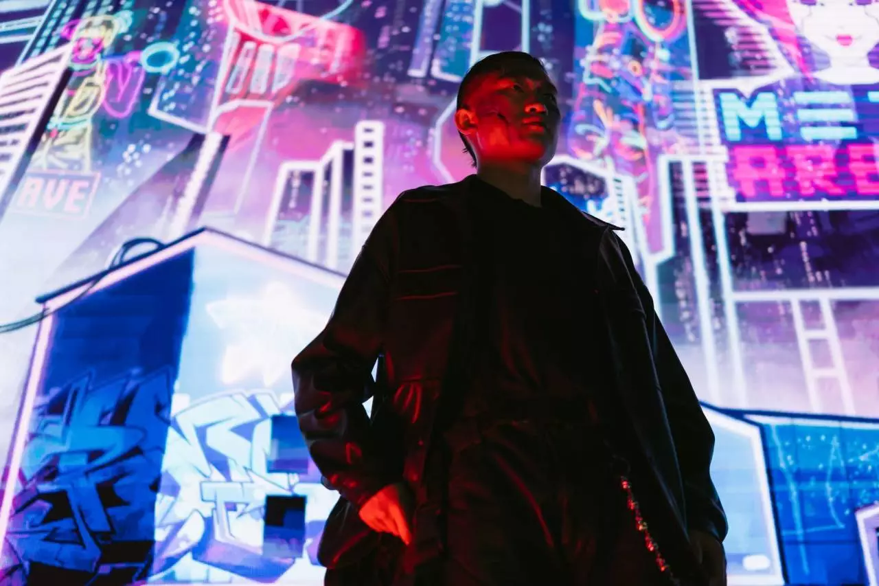 Futuristic cyberpunk character in a neon city representing the dark fantasy themes of Arcane Season 2 ending and its League of Legends lore